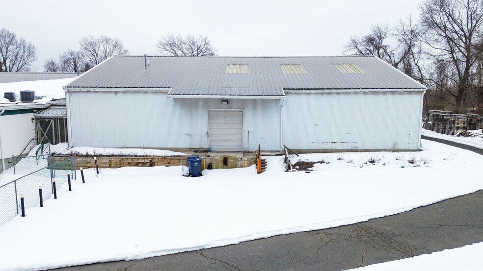 More Photos Of 147 Meriden Rd, Middlefield Garden Center For Lease
