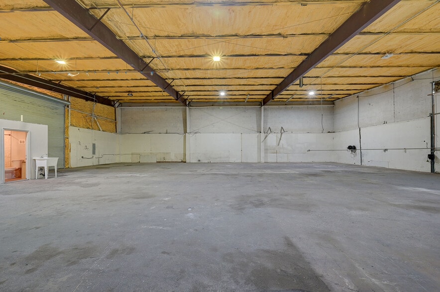 More Photos Of 2951 Westwood Dr, Las Vegas Distribution For Lease