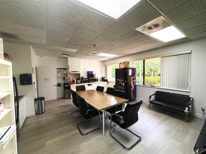 More Photos Of 10061 Amberwood Rd, Fort Myers Flex For Lease