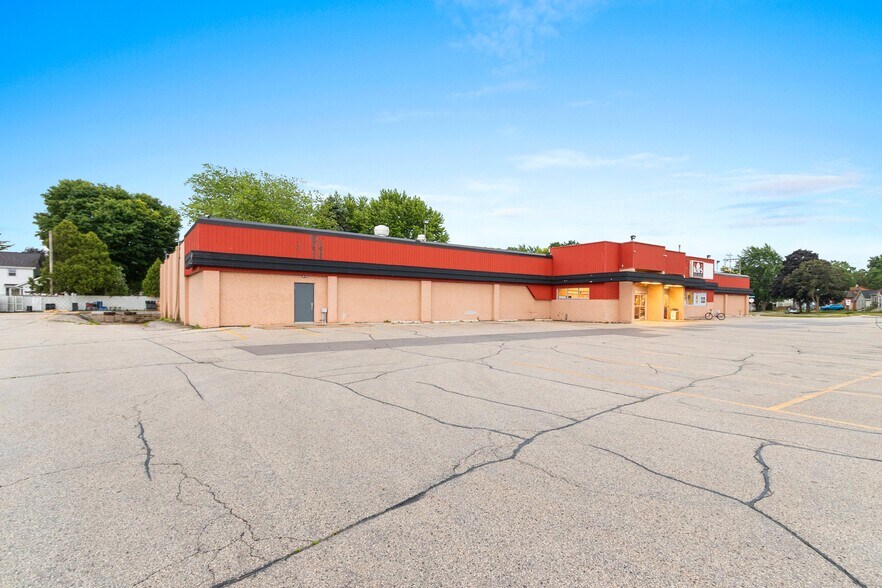 More Photos Of 2330 Menasha Ave, Manitowoc Supermarket For Sale