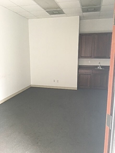 More Photos Of 301 Thomas Pl, Everman Warehouse For Lease