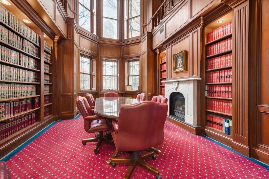 More Photos Of 812 N Dearborn St, Chicago Office For Sale