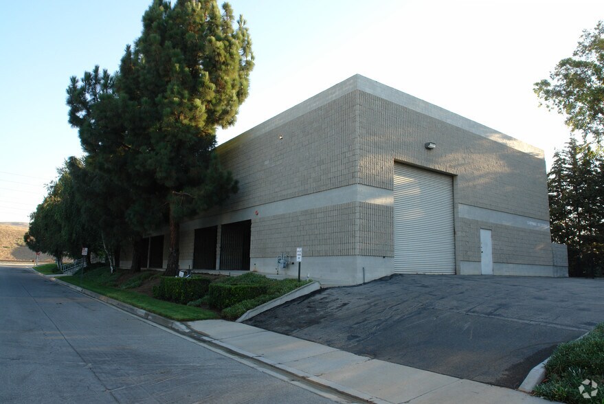 More Photos Of 5555 Tech Cir, Moorpark Warehouse For Lease
