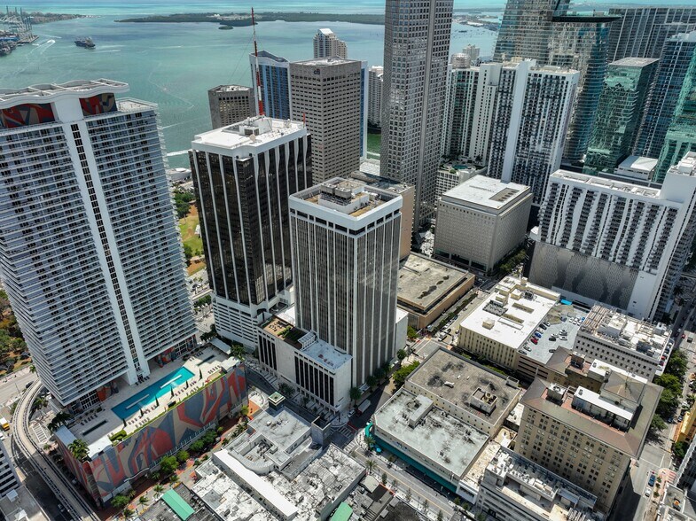 More Photos Of 1 SE 3rd Ave, Miami Office For Lease