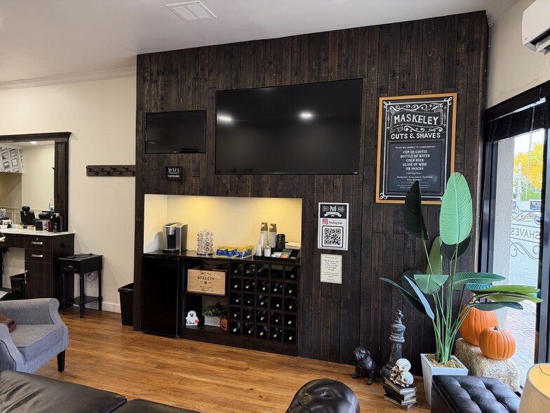 More Photos Of 934 River Rd, Edgewater Storefront For Sale