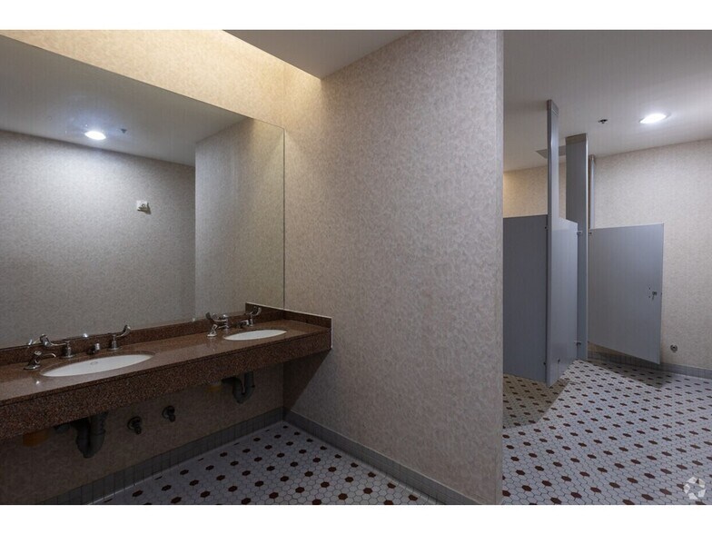 More Photos Of 450 Gears Rd, Houston Office For Lease