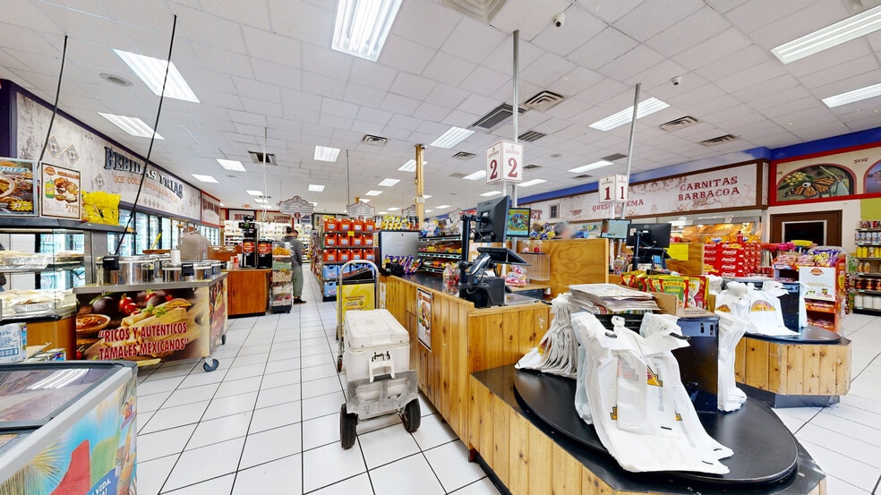 Primary Photo Of 2420 N Fitzhugh Ave, Dallas Supermarket For Lease