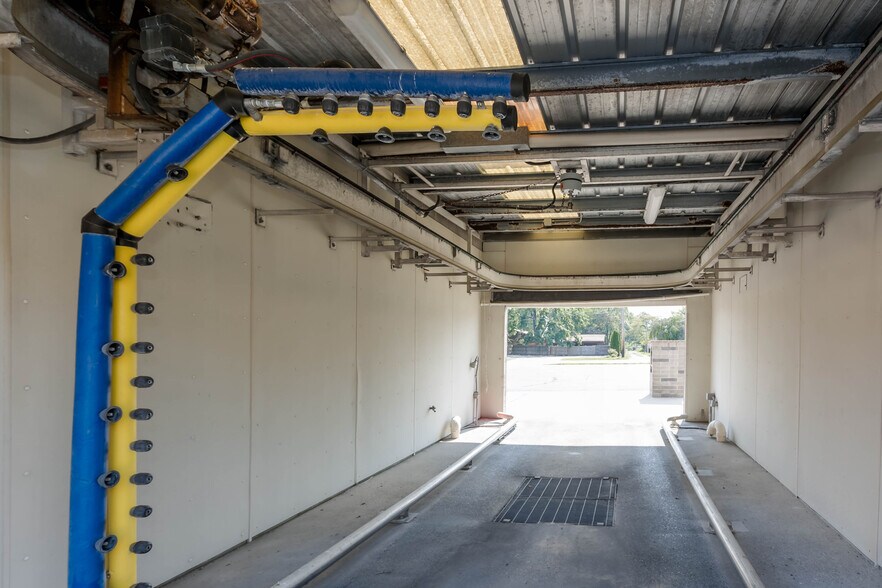 More Photos Of 410 Sherman St, Belleville Carwash For Sale