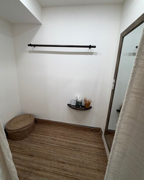 More Photos Of 21 Fillmore Dr, Sarasota Storefront For Lease