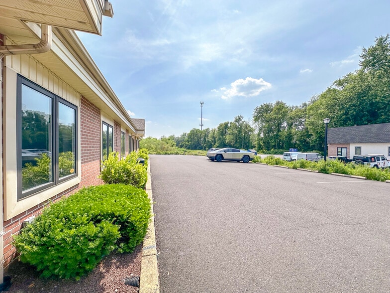 More Photos Of 406 E Pennsylvania Blvd, Feasterville Trevose Light Distribution For Lease