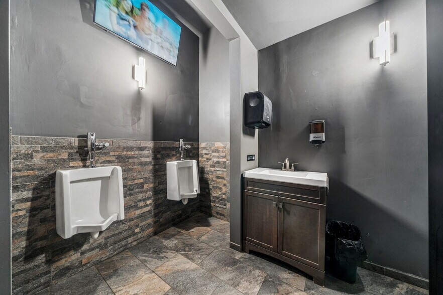 More Photos Of 534 S Main St, Greensburg Bar For Sale