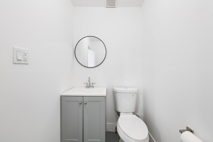 More Photos Of 1160 NE 24th Ct, Wilton Manors Warehouse For Lease