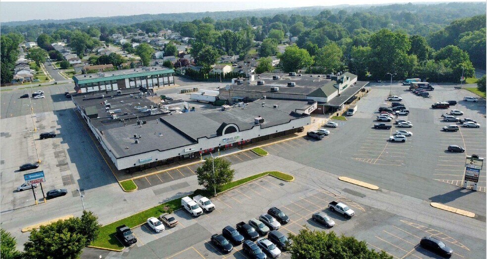 Primary Photo Of 4 Polly Drummond Shpg Ctr, Newark General Retail For Lease