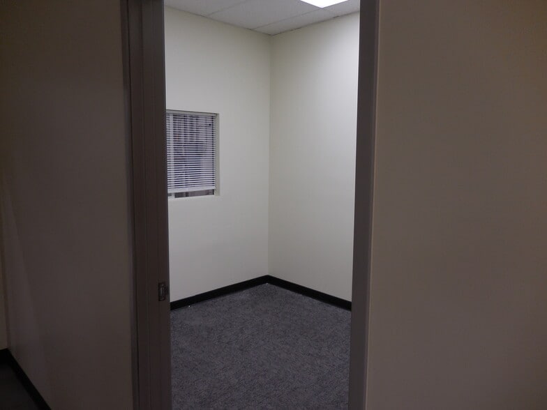 More Photos Of 19801 Hamilton Ave, Torrance Warehouse For Lease