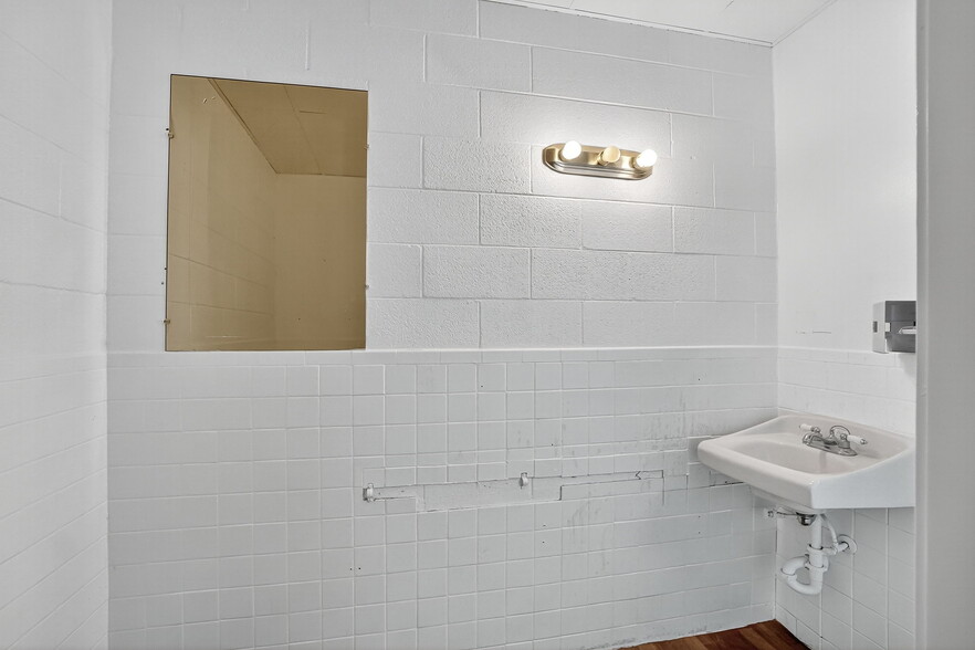 More Photos Of 2201 E 8th St, Odessa Office For Sale