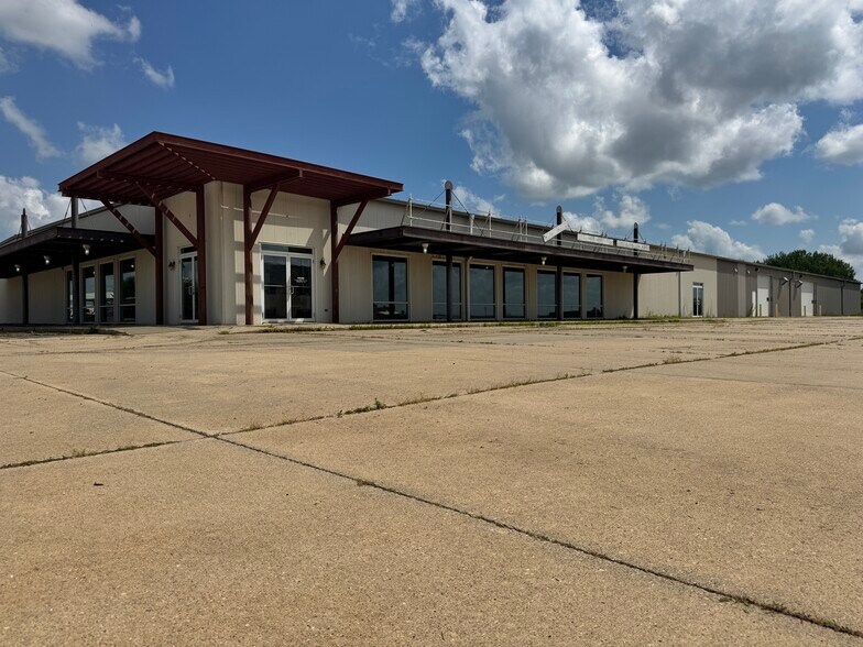 Primary Photo Of 1450 N 2nd St, Cherokee Flex For Lease