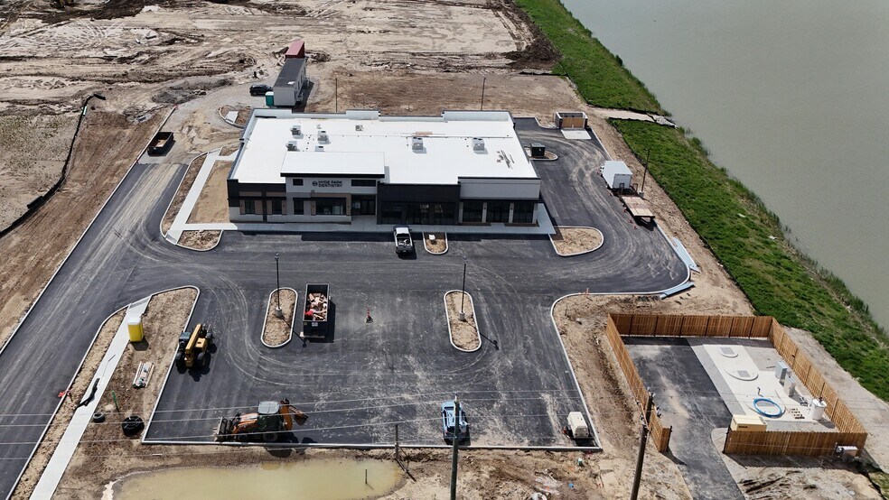 More Photos Of 13675 Brooks School Rd, Noblesville General Retail For Lease