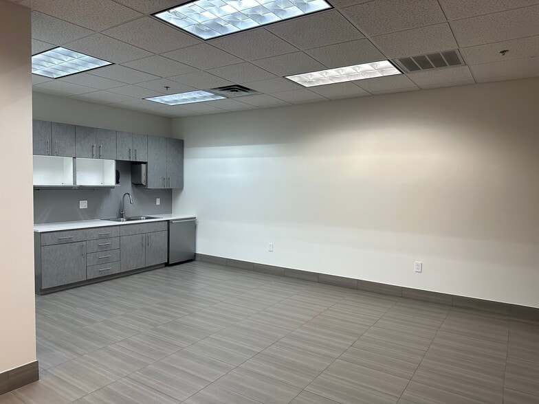 More Photos Of 12322 E 55th St, Tulsa Distribution For Lease