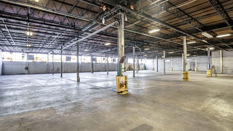More Photos Of 95 Inip Dr, Inwood Warehouse For Lease