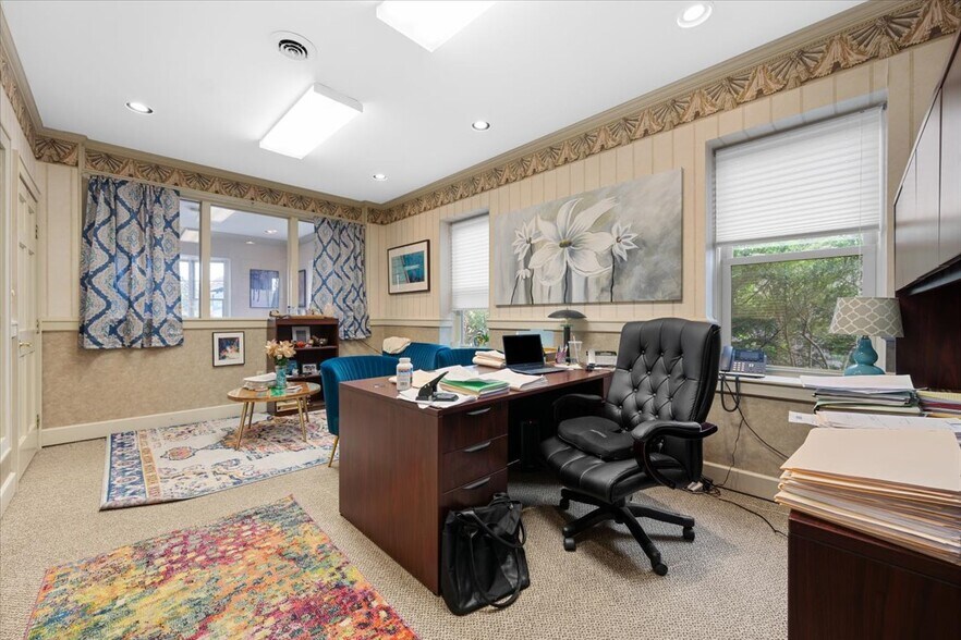 More Photos Of 121 NW Russell Rd, Abingdon Office For Sale