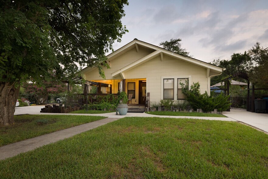 More Photos Of 504 Tivy St, Kerrville Flex For Sale