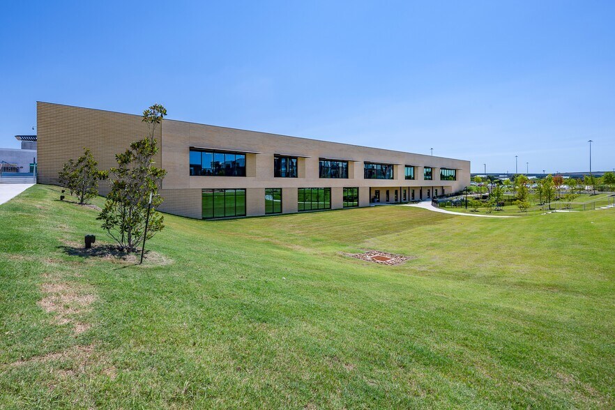 More Photos Of 3560 W Camp Wisdom Rd, Dallas Medical For Lease