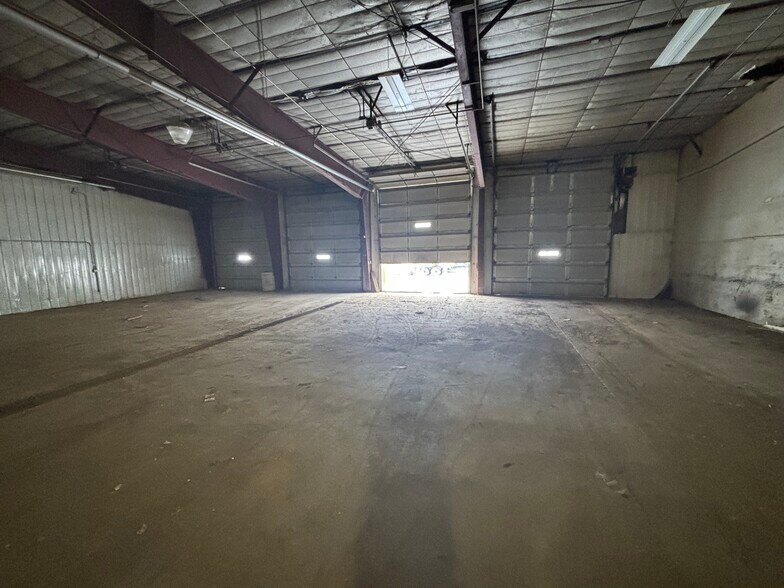 More Photos Of 1740 E College Dr, Marshall Distribution For Lease