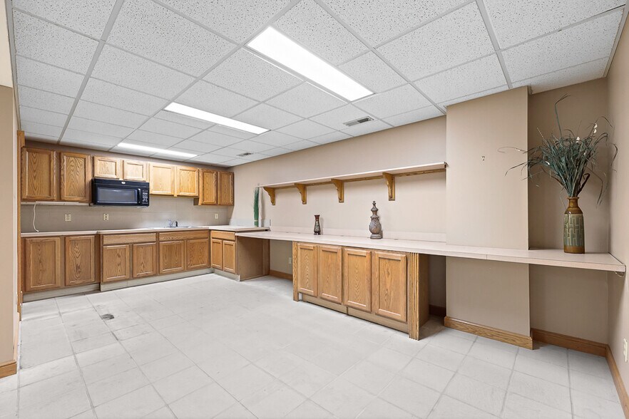 More Photos Of 8050 Corporate Cir, North Royalton Office For Lease