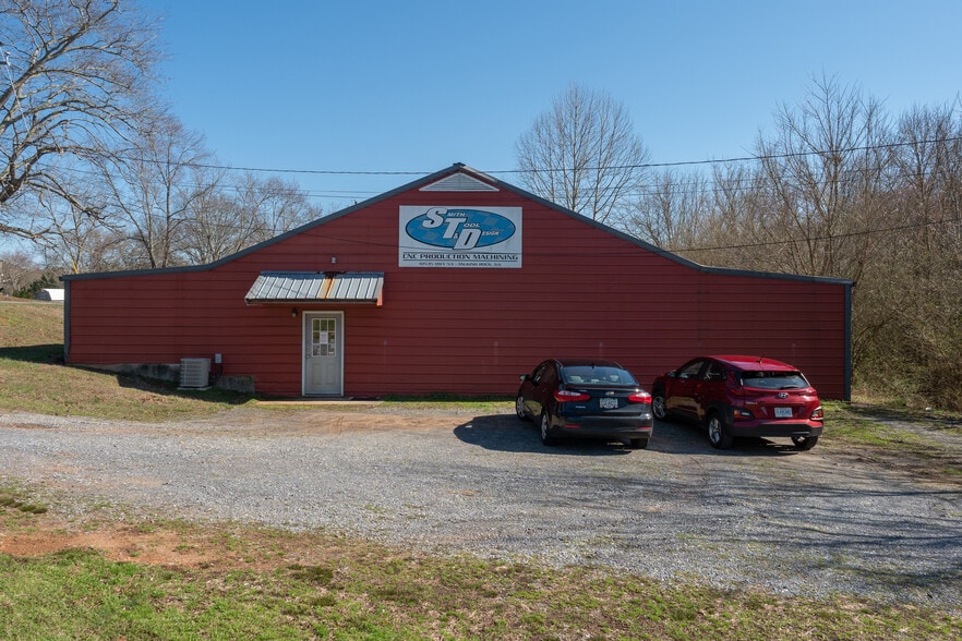 Primary Photo Of 10535 Highway 53 W, Talking Rock Service For Sale