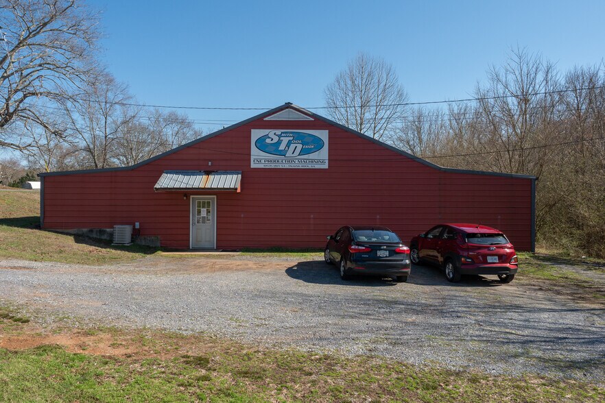 Primary Photo Of 10535 Highway 53 W, Talking Rock Service For Sale