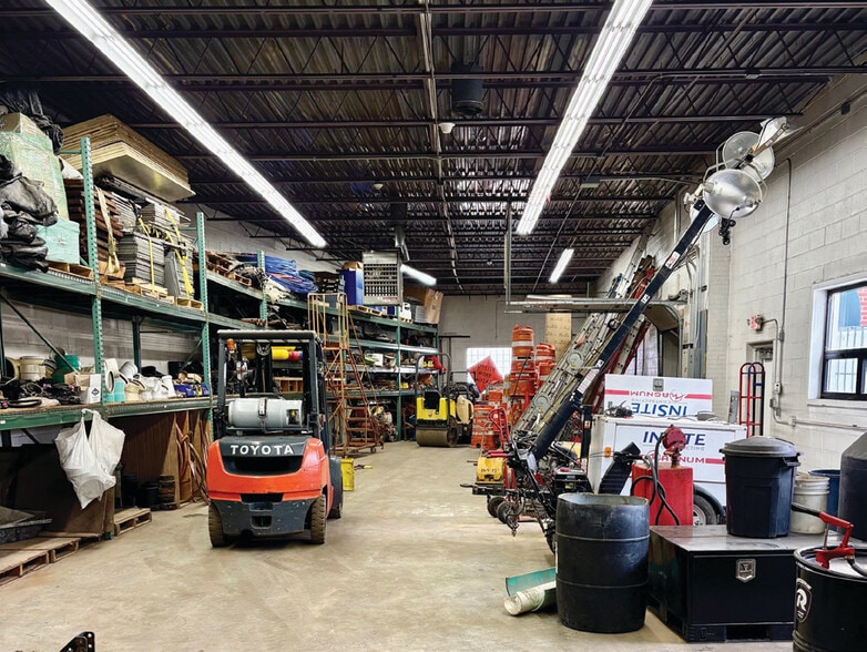 More Photos Of 160-162 Cross St, Winchester Distribution For Lease