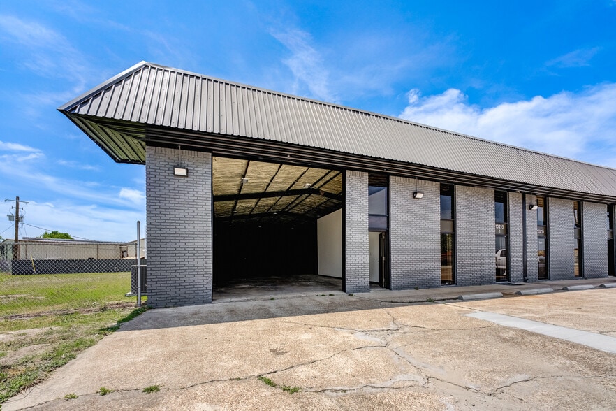 More Photos Of 10215 Papalote St, Houston Showroom For Lease