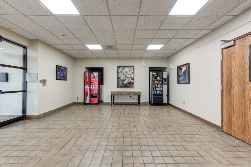 More Photos Of 3802-3806 Interstate 27, Lubbock Office For Sale