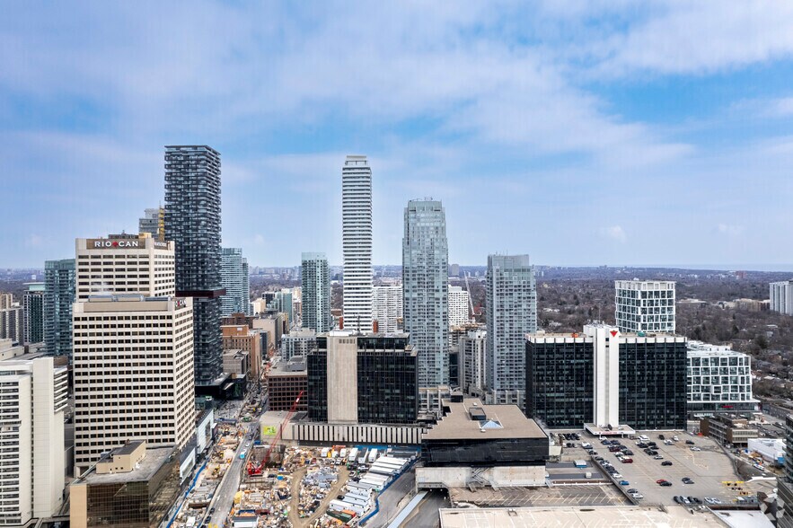 More Photos Of 2200 Yonge St, Toronto Office For Sale