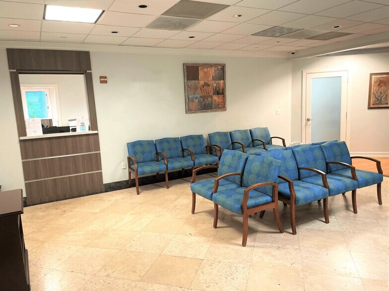 More Photos Of 20803 Biscayne Blvd, Aventura Office For Lease