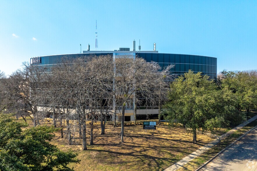 More Photos Of 417 Oakbend Dr, Lewisville Office For Lease