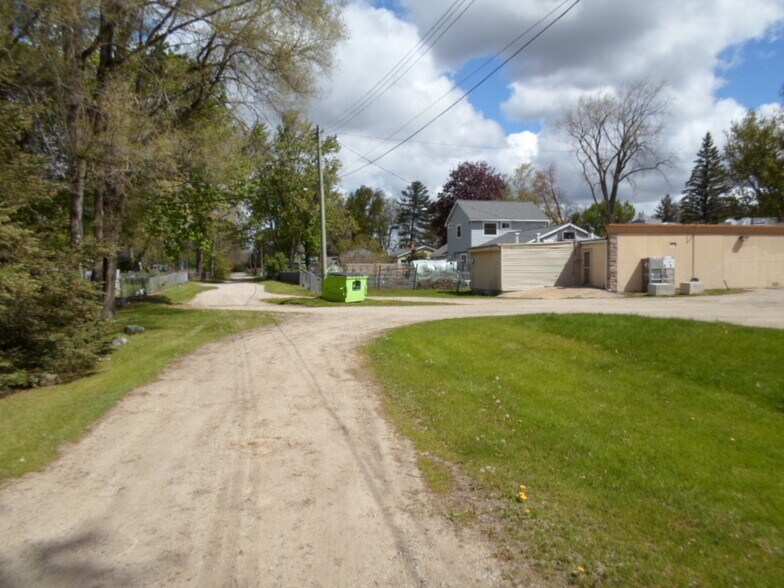 More Photos Of 41 N Conklin Rd, Lake Orion General Retail For Sale