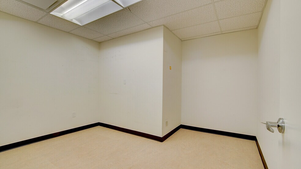 More Photos Of 2 Kings Hwy, Middletown Medical For Lease