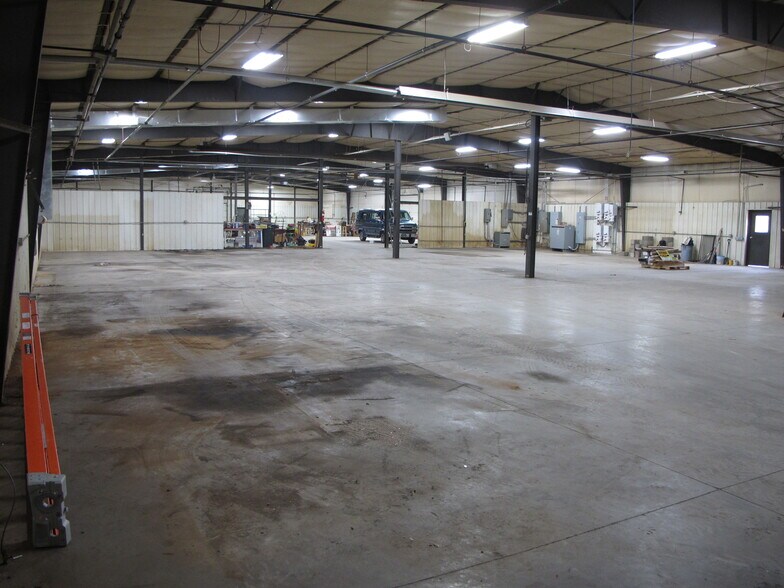 More Photos Of 713 E Main St, Waukon Manufacturing For Sale