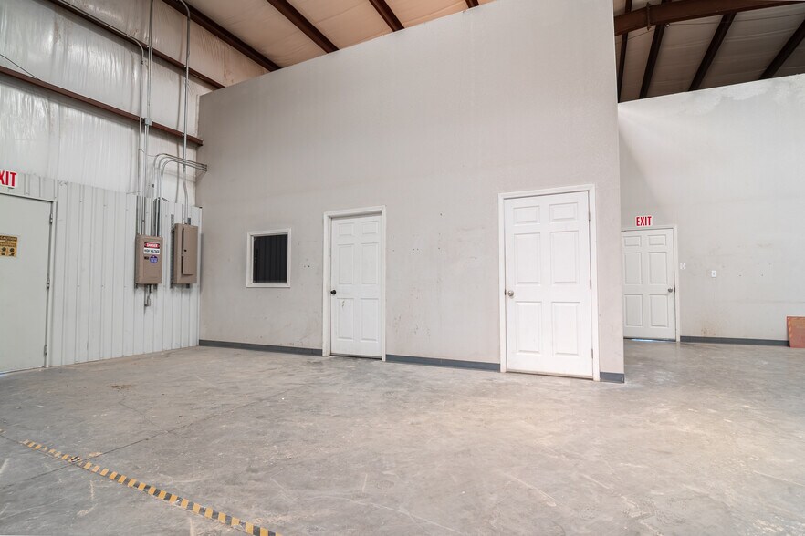 More Photos Of 10691 W Murphy St, Odessa Industrial For Lease