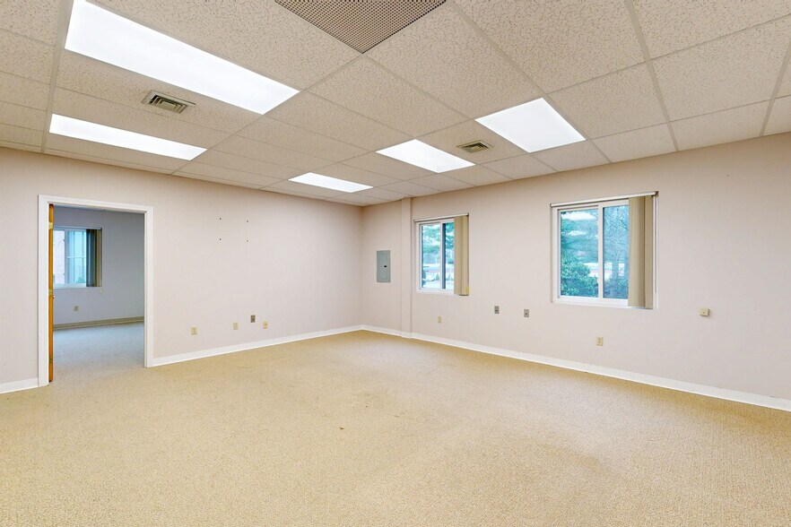 More Photos Of 458 Boston St, Topsfield Unknown For Lease