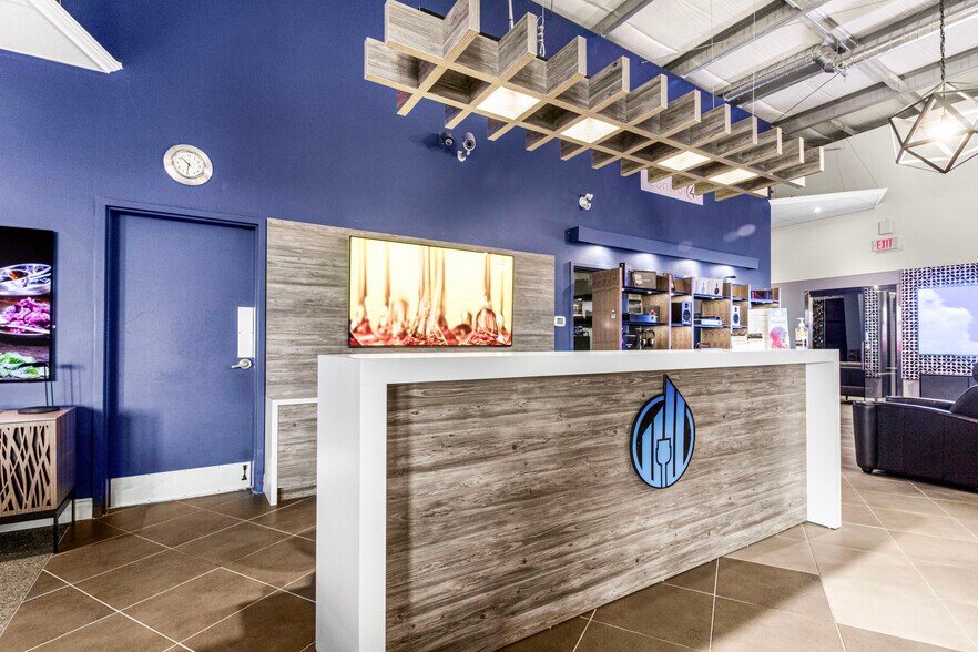 More Photos Of 126 Iber Rd, Ottawa Showroom For Sale