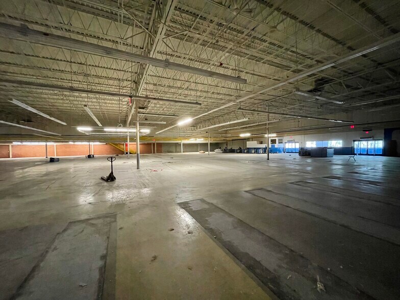 More Photos Of 6711 W Newberry Rd, Gainesville Department Store For Sale