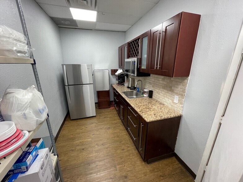 More Photos Of 6827 N Orange Blossom Trl, Orlando Unknown For Lease