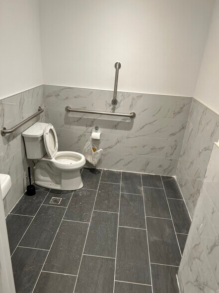 More Photos Of 861 Wyckoff Ave, Ridgewood Storefront For Lease