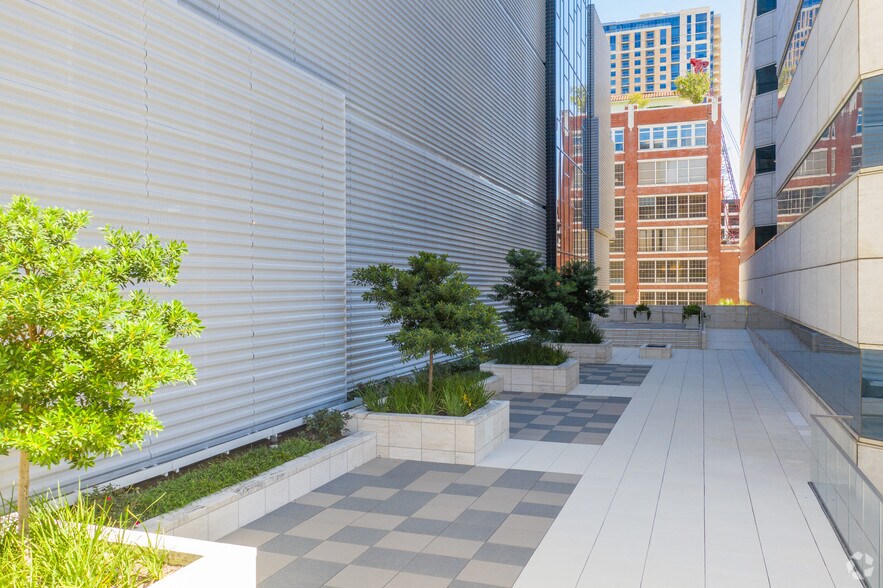 More Photos Of 440 Louisiana St, Houston Office For Lease