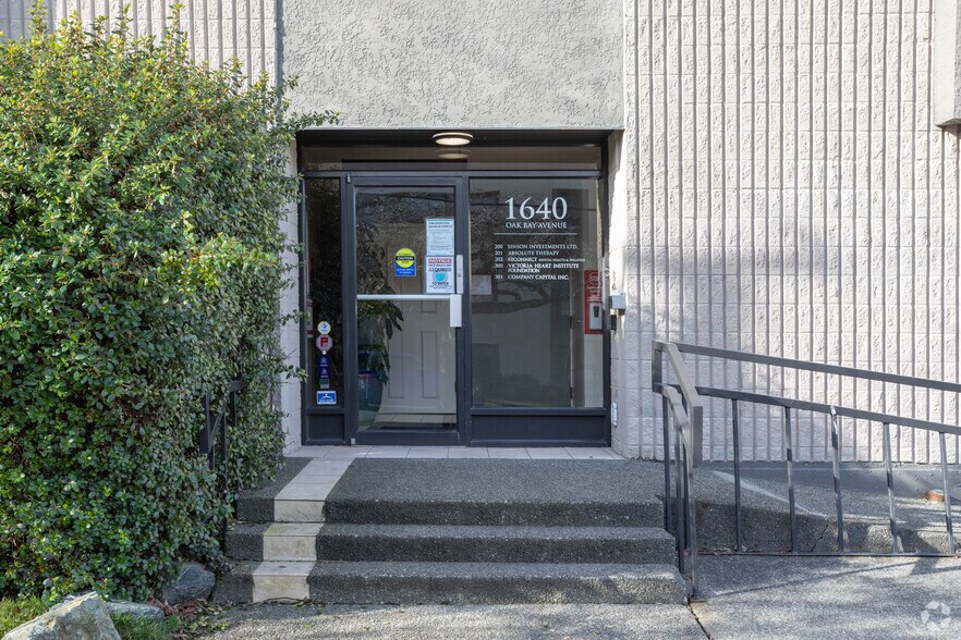 More Photos Of 1640 Oak Bay Ave, Victoria Office For Lease