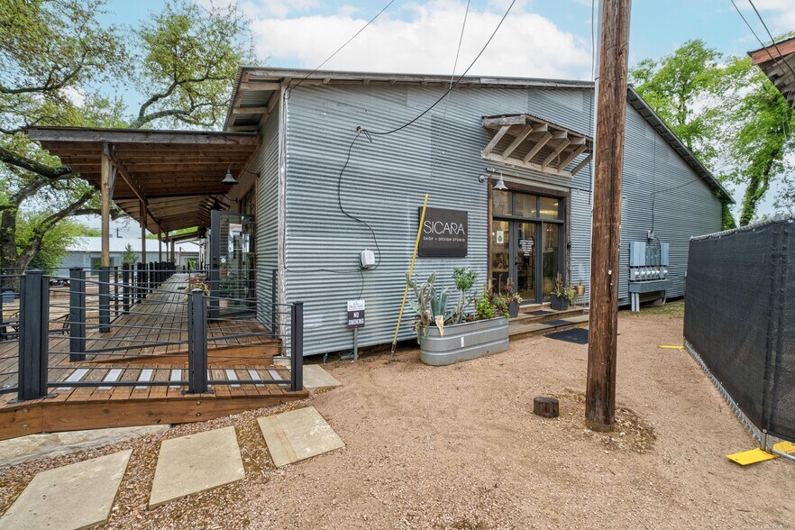 More Photos Of 330 W Mercer St, Dripping Springs Freestanding For Lease