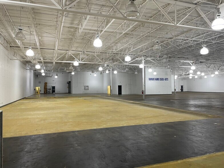 More Photos Of 4345-4781 Bay Rd, Saginaw Freestanding For Lease