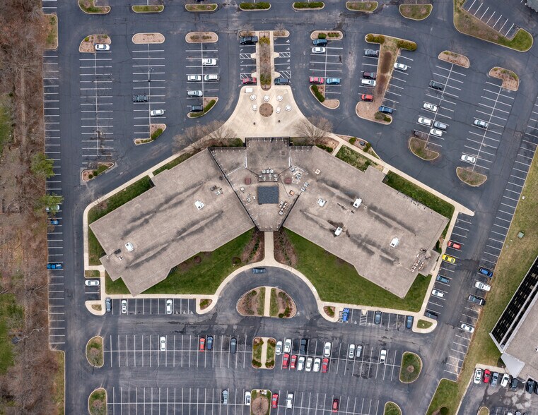 More Photos Of 10400 Linn Station Rd, Louisville Office For Lease